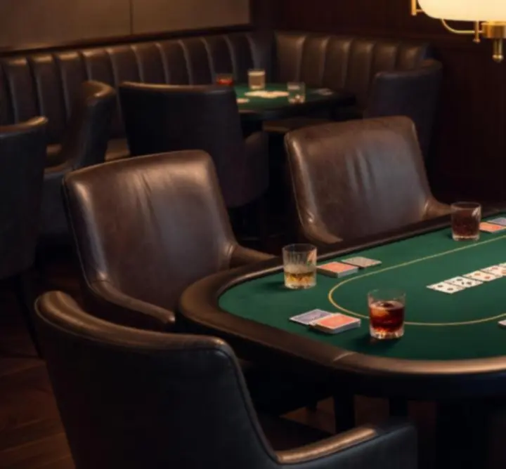 Diszkrét offline pókerasztal hangulatos lounge-térben